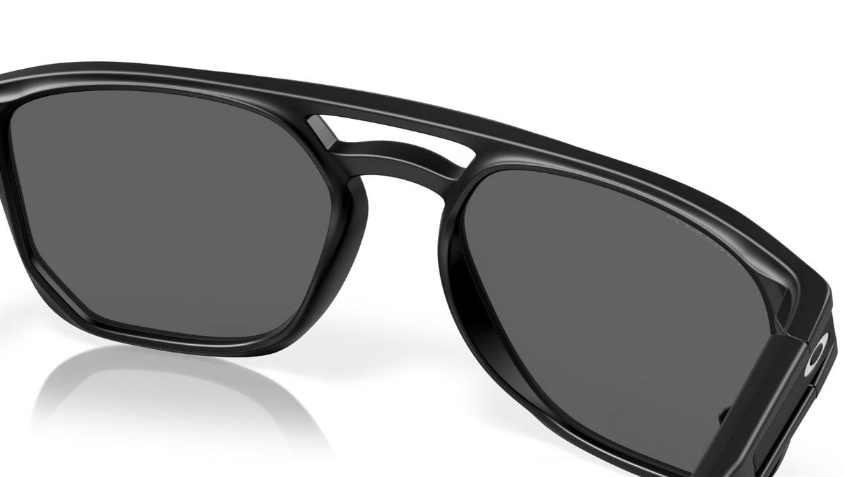 Oakley Latch Beta Matte Black/ Prizm Black Polarized Achterkant