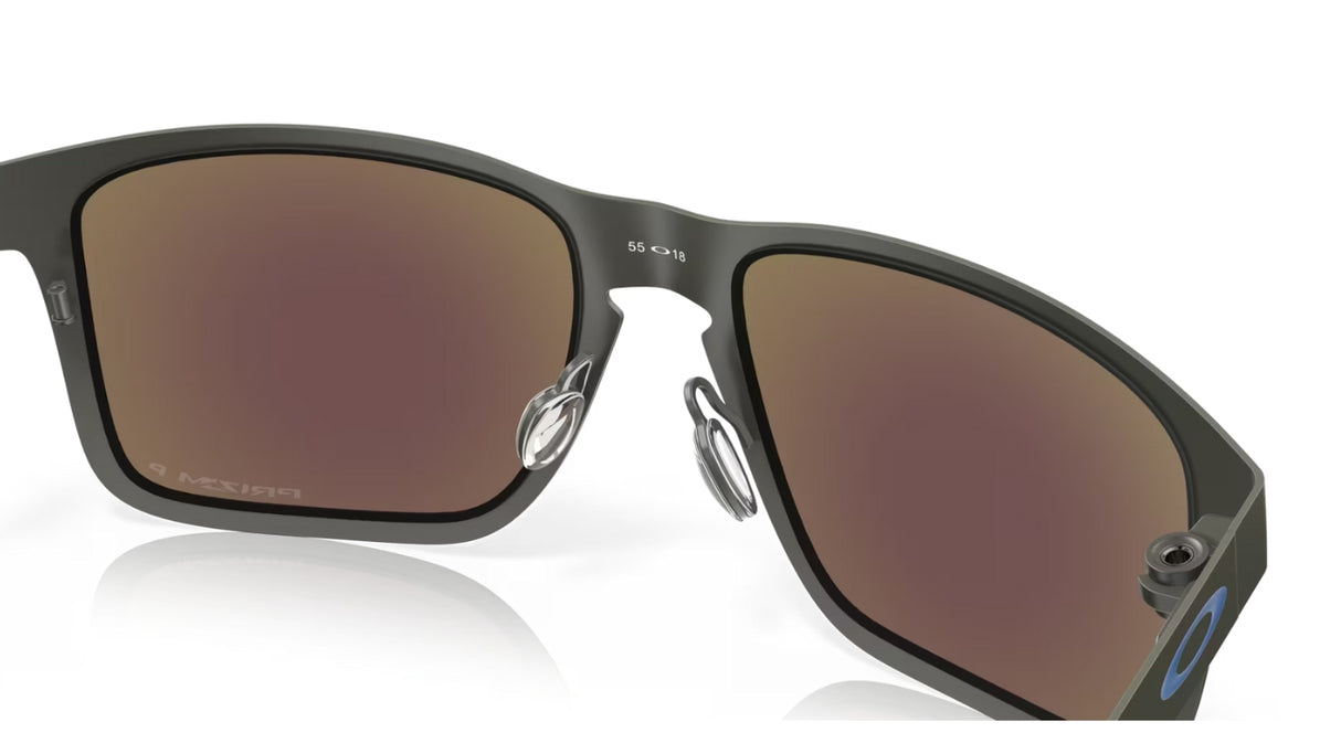 Oakley Holbrook Metal Matte Gunmetal Prizm Sapphire Polarized achterzijde nabij