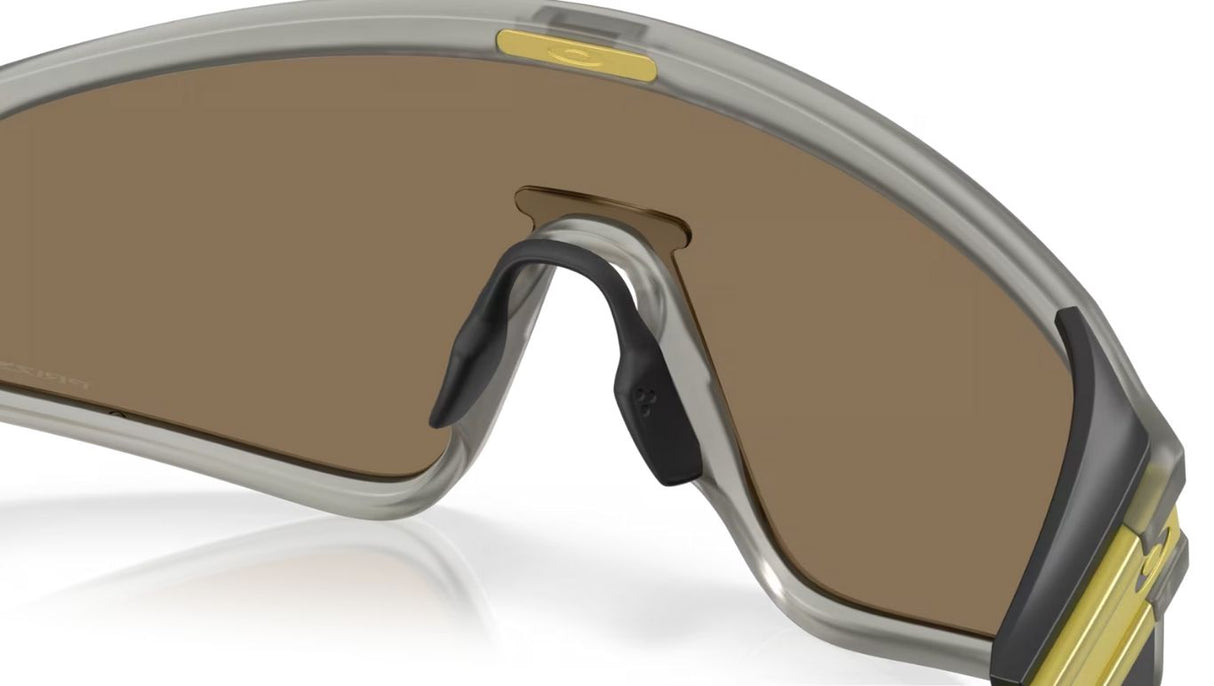 Oakley-Latch-Panel-Matte-Grey-Ink-Prizm-24K-achterzijde