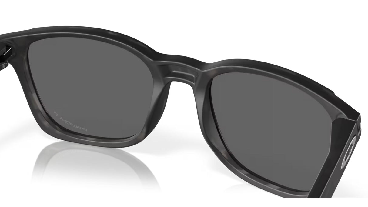 Oakley Ojector Matte Black Tortoise Prizm Black Polarized achterzijde nabij