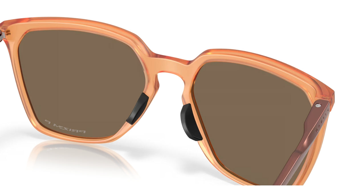 Oakley Sielo SQ Matte Transparant Ginger/ Prizm Rose Gold Polarized achterzijde schuin