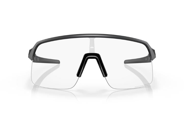Oakley-Sutro-Lite-Matte-Carbon-Clear-to-Black-Photochromic-voorkant
