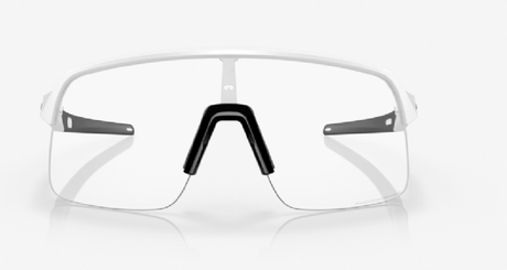Oakley-Sutro-Lite-Matte-White-Clear-to-black-Photochromic-voorkant