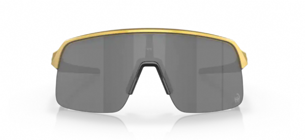 Oakley-Sutro-Lite-Patrick-Mahomes-Coll.-Olympic-Gold-Prizm-Black-voorkant