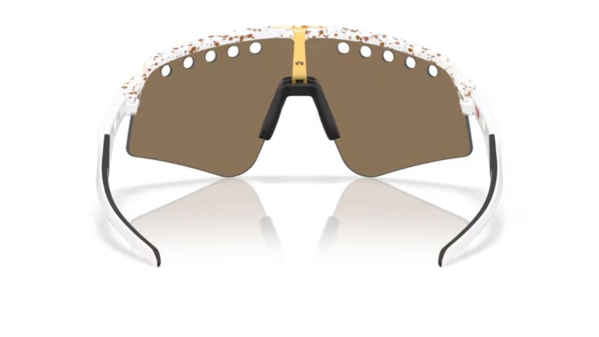Oakley-Sutro-Lite-Sweep-Mathieu-van-der-Poel-Red-Gold-Spetter-Prizm-24K-Vented-achterkant