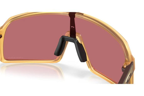 Oakley-Sutro-Matte-Transparant-Light-Curry-Prizm-Dark-Golf-achterkant