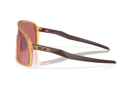 Oakley-Sutro-Matte-Transparant-Light-Curry-Prizm-Dark-Golf-zijkant