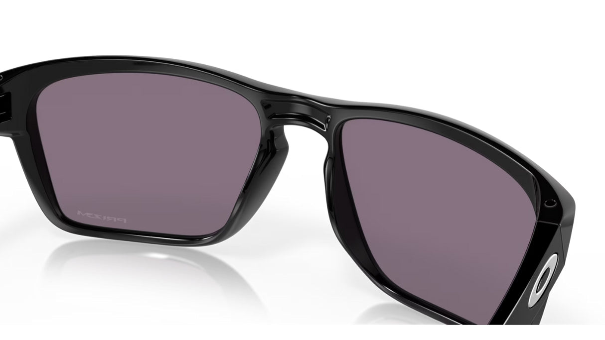 Oakley Sylas M (medium) Polished Black Prizm Grey achterzijdeschuin