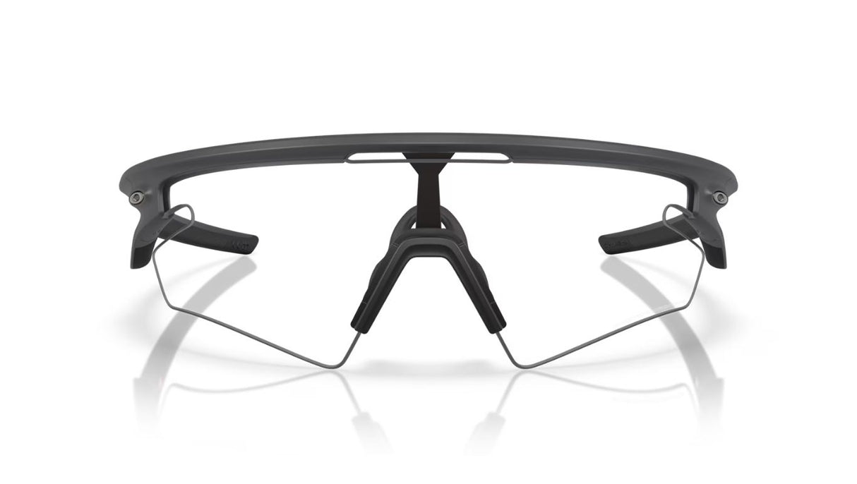 Oakley-Sphaera-Slash-Carbon-Clear-to-black-photochromic-02