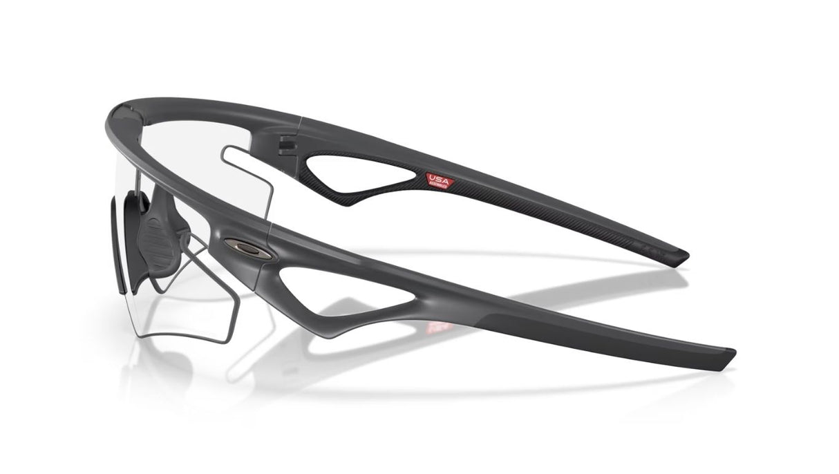 Oakley-Sphaera-Slash-Carbon-Clear-to-black-photochromic-03