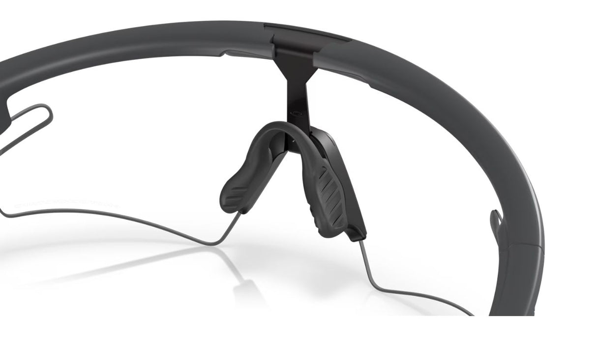 Oakley-Sphaera-Slash-Carbon-Clear-to-black-photochromic-04