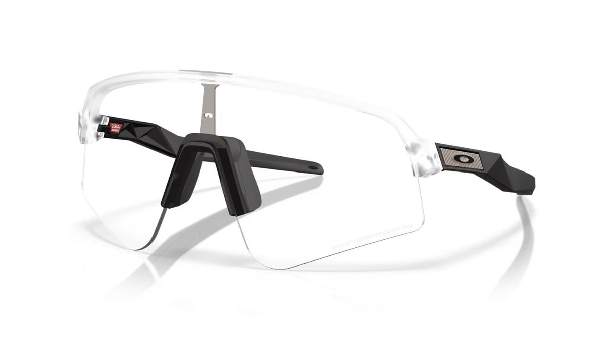 Oakley-sutro-lite-sweep-matte-clear-clear-to-black-photochromic-01