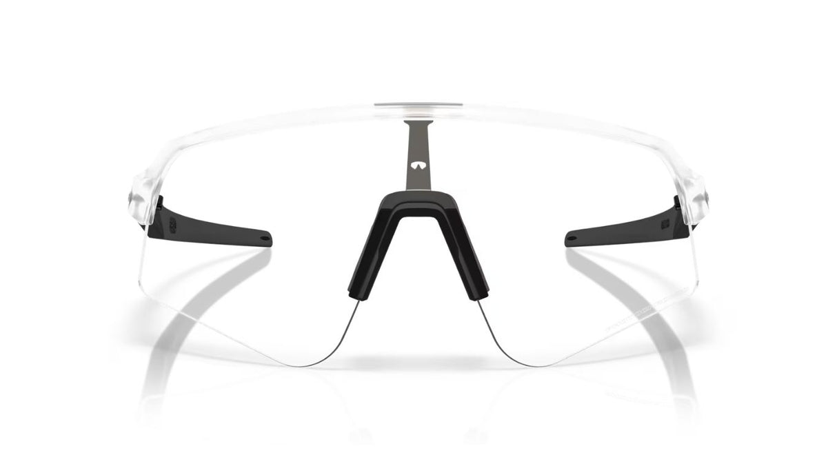 Oakley-sutro-lite-sweep-matte-clear-clear-to-black-photochromic-02