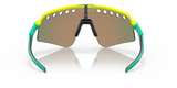 Oakley Sutro Lite Sweep sportbril in Tennis Ball Yellow met Prizm Ruby Vented lens, achteraanzicht van het frame.