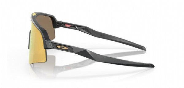 Zijaanzicht van de Oakley Sutro Lite Sweep sportbril in Matte Carbon met Prizm 24K lens, lichtgewicht en functioneel design