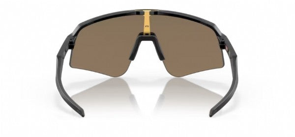 Achteraanzicht van de Oakley Sutro Lite Sweep Matte Carbon met Prizm 24K lens, perfect voor wielrenners en buitensporters