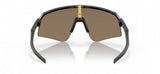 Achteraanzicht van de Oakley Sutro Lite Sweep Matte Carbon met Prizm 24K lens, perfect voor wielrenners en buitensporters