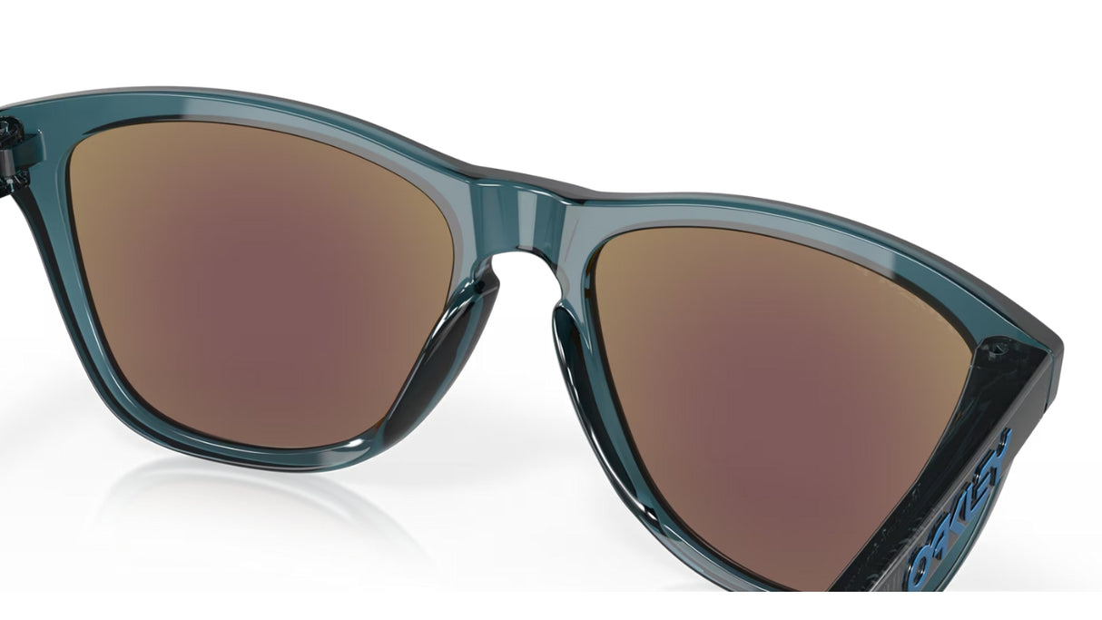 Oakley Frogskins Crystal Black Prizm Sapphire Polarized achterzijde nabij