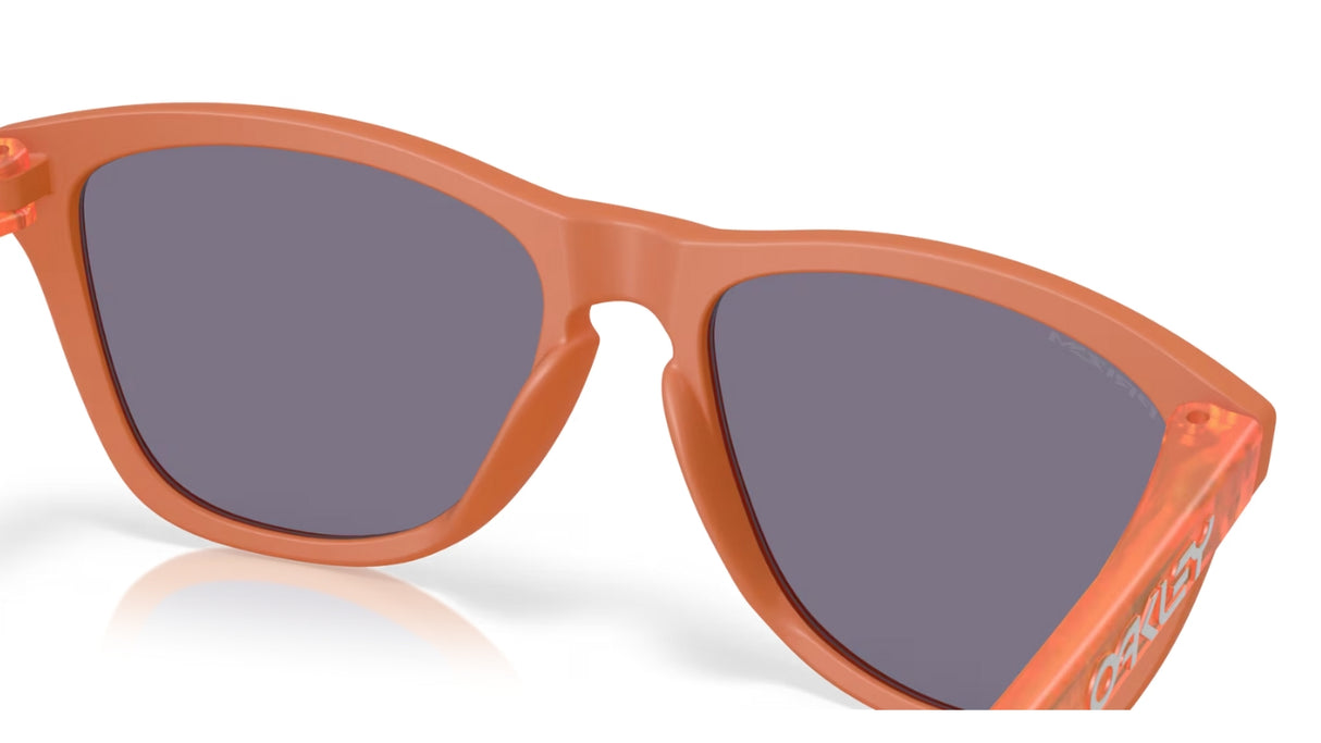 Oakley Frogskins Matte Ginger Prizm Grey achterzijde nabij 