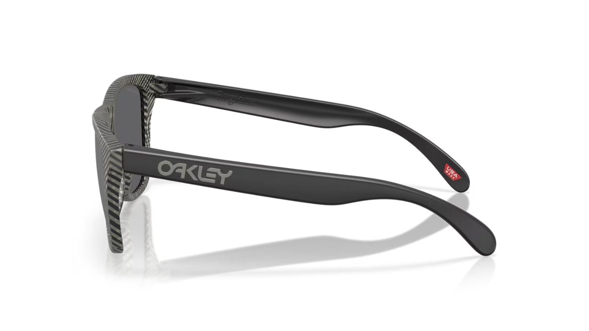 Oakley Frogskins Matte Grey Ink Fingerprint Prizm Black zijaanzicht