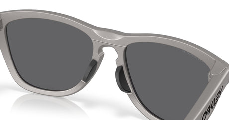 Oakley-Frogskins-Range-Titanium-Prizm-Black-Polarized-Nabij