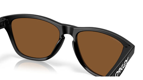 Oakley Frogskins S (small) Matte Black Prizm Violet achterzijde nabij