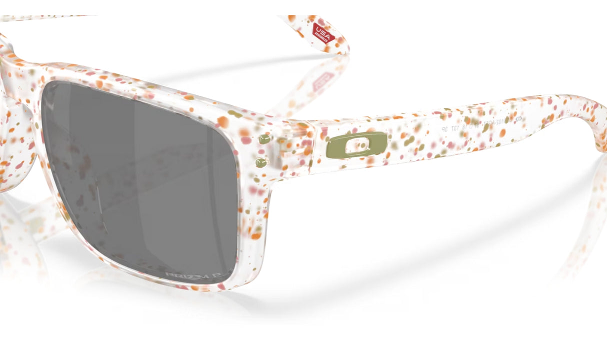 Oakley-Holbrook-Clear-Terrazzo-Prizm-Black-Polarized-nabij