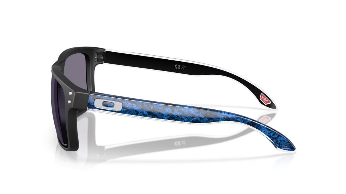 Oakley-Holbrook-Matte-Black-Prizm-Grey-zijaanzicht