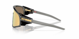 Oakley Latch Panel Grey Smoke/ Prizm 24K Zijkant