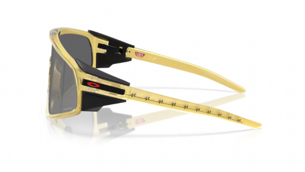 Oakley-Latch-Panel-P-Mahomes-Gold-Glass-Prizm-Black
