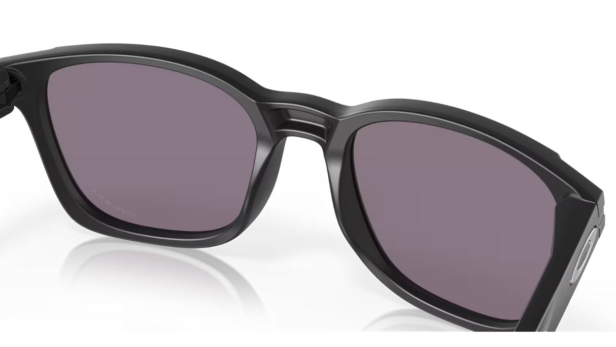 Oakley Ojector Matte Black Prizm Grey achterzijde nabij