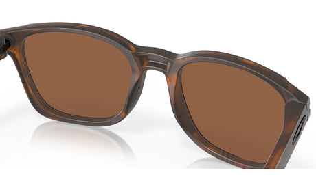 Oakley Ojector Matte Brown Tortoise Prizm Tungsten Polarized achterzijde nabij