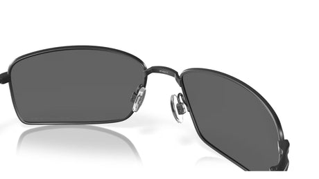Oakley Square Wire Matte Black Black Iridium Polarized achterzijde schuin