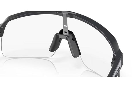 Oakley-Sutro-Lite-Matte-Carbon-Clear-to-Black-Photochromic-achterkant