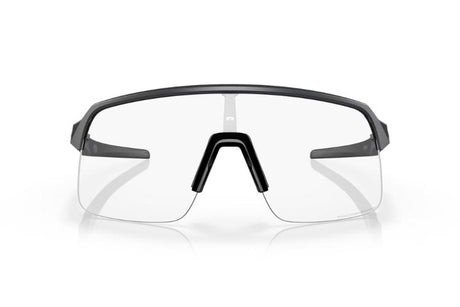 Oakley-Sutro-Lite-Matte-Carbon-Clear-to-Black-Photochromic-voorkant