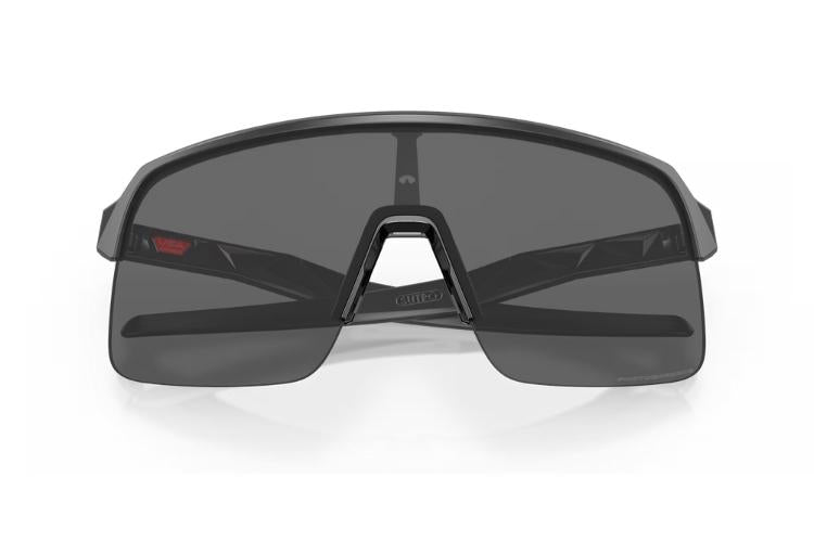 Oakley-Sutro-Lite-Matte-Carbon-Clear-to-Black-Photochromic-voorkant-kleur