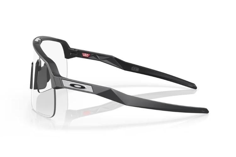 Oakley-Sutro-Lite-Matte-Carbon-Clear-to-Black-Photochromic-zijkant