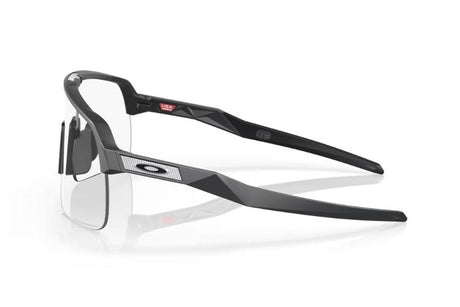 Oakley-Sutro-Lite-Matte-Carbon-Clear-to-Black-Photochromic-zijkant