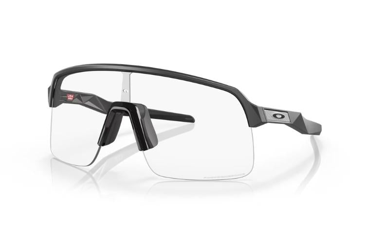 Oakley-Sutro-Lite-Matte-Carbon-Clear-to-Black-Photochromic