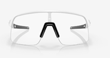 Oakley-Sutro-Lite-Matte-White-Clear-to-black-Photochromic-voorkant