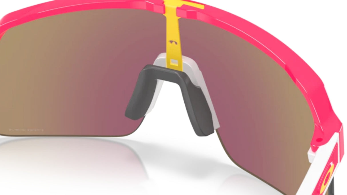 Oakley-Sutro-Lite-Neon-Roze-Prizm-Sapphire-Achterzijde-Nabij