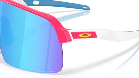 Oakley-Sutro-Lite-Neon-Roze-Prizm-Sapphire-Nabij