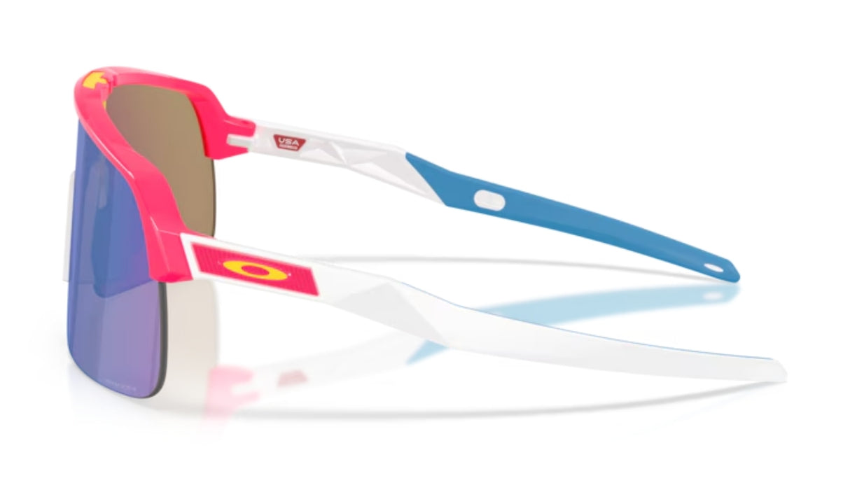 Oakley-Sutro-Lite-Neon-Roze-Prizm-Sapphire-Zijaanzicht