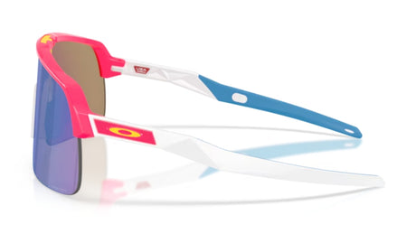 Oakley-Sutro-Lite-Neon-Roze-Prizm-Sapphire-Zijaanzicht