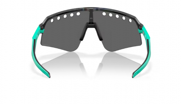 Achteraanzicht van de Oakley Sutro Lite Sweep sportbril in Dark Galaxy met Prizm Black Vented lens, perfect voor sportieve prestaties onder fel zonlicht.