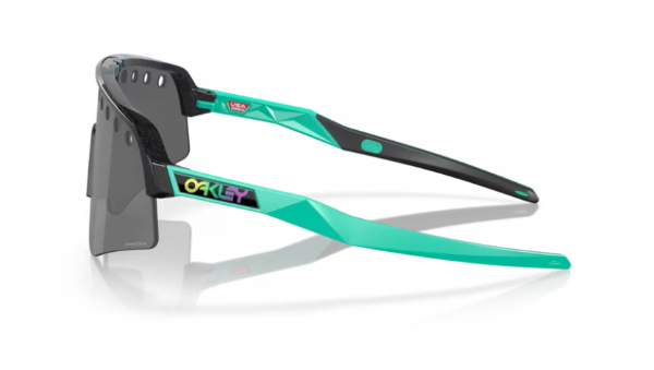 Zijaanzicht van de Oakley Sutro Lite Sweep sportbril in Dark Galaxy met Prizm Black Vented lens, ontworpen voor optimale ventilatie en zicht.