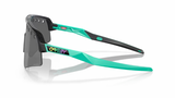 Zijaanzicht van de Oakley Sutro Lite Sweep sportbril in Dark Galaxy met Prizm Black Vented lens, ontworpen voor optimale ventilatie en zicht.