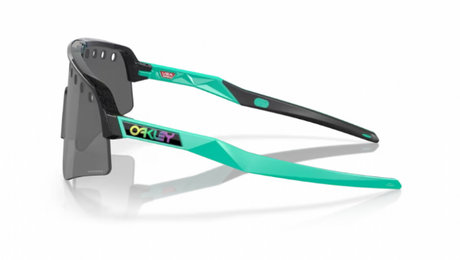 Zijaanzicht van de Oakley Sutro Lite Sweep sportbril in Dark Galaxy met Prizm Black Vented lens, ontworpen voor optimale ventilatie en zicht.