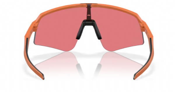 Achteraanzicht van de Oakley Sutro Lite Sweep sportbril in Ginger met Prizm Trail Torch lens, perfect voor trail-omstandigheden
