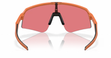 Achteraanzicht van de Oakley Sutro Lite Sweep sportbril in Ginger met Prizm Trail Torch lens, perfect voor trail-omstandigheden